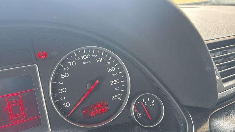 Grau Gebraucht 2003 Audi A4 Limousine | 1.800 € (Guter Preis) - Bild 1/4