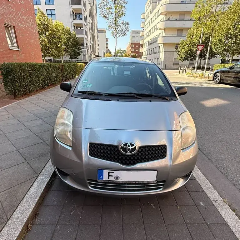 Gebraucht Toyota Yaris 69 PS (50 kW) 2008 Grau Kleinwagen