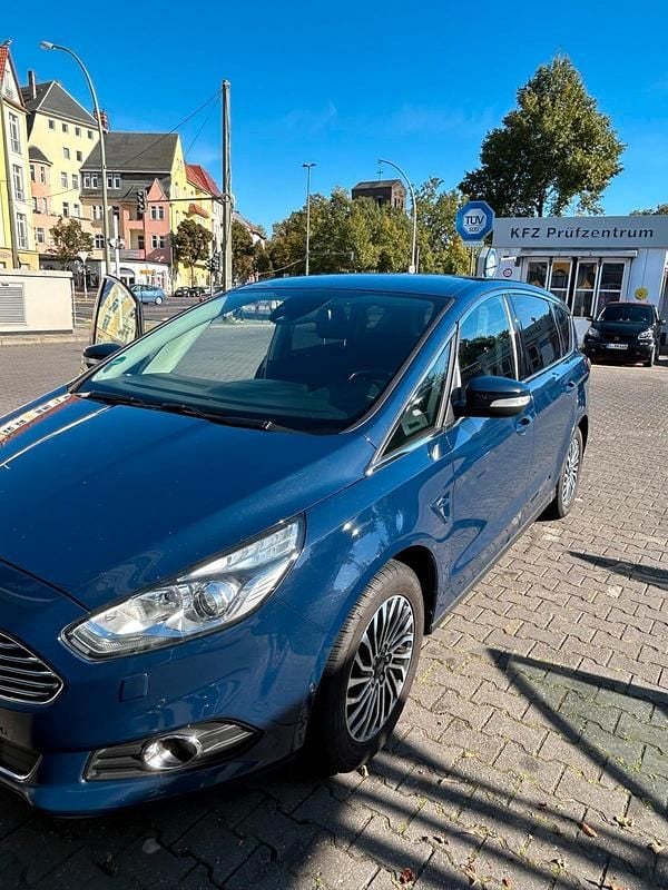 Blau Gebraucht 2019 Ford S-MAX S Van / Kleinbus | 11.499 € (Superpreis) - Bild 1/4