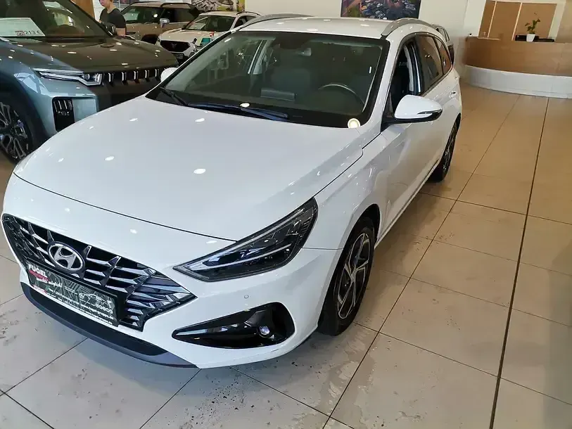 Gebraucht Hyundai i30 120 PS (88 kW) 2021 Polar white / sol Kombi