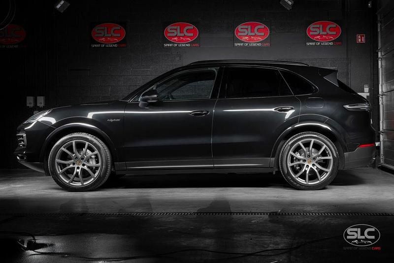 Second-hand Porsche Cayenne Platinum Edition 340 CP (250 kW) 2022 Negru SUV