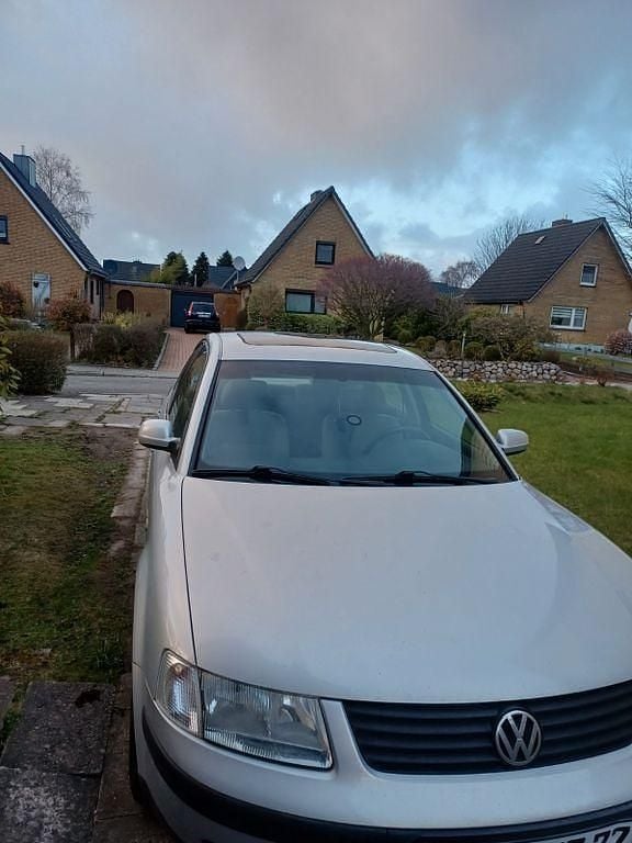 Gebraucht VW Passat Basis 125 PS (91 kW) 1998 Silber Limousine