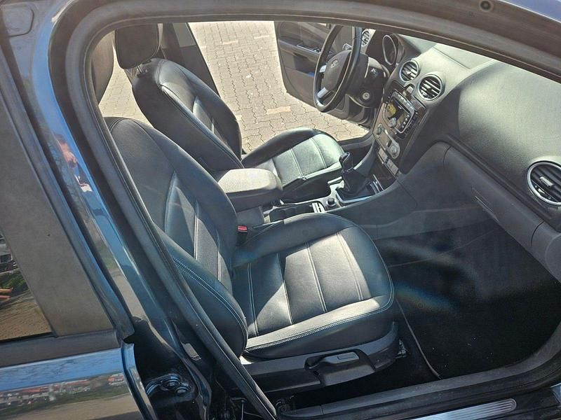 Gebraucht Ford Focus Ghia 125 PS (91 kW) 2009 Grau Kombi