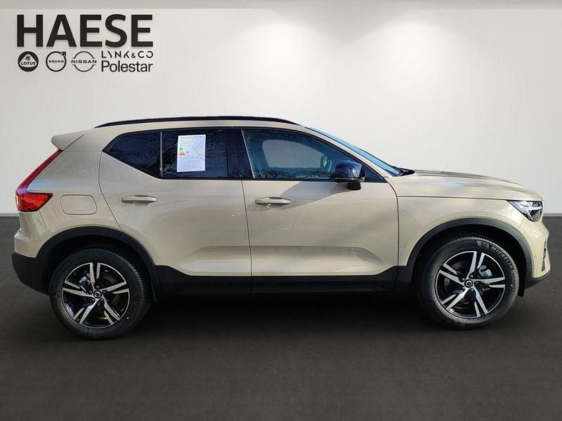 Neu Volvo XC40 Plus 163 PS (119 kW) 2026 Silber SUV