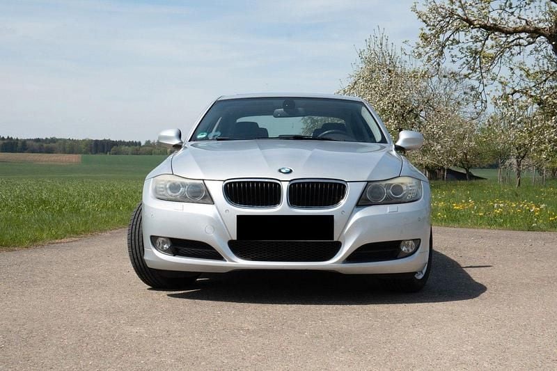 Gebraucht BMW 318 143 PS (105 kW) 2009 Silber Limousine