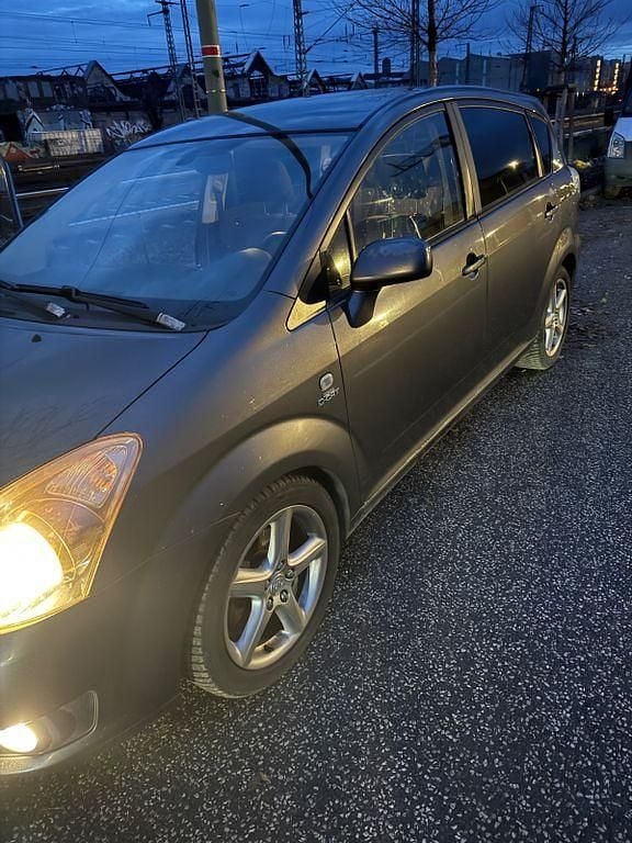 Grau Gebraucht 2009 Toyota Corolla Verso Van / Kleinbus | 2.700 € (Fairer Preis) - Bild 1/4