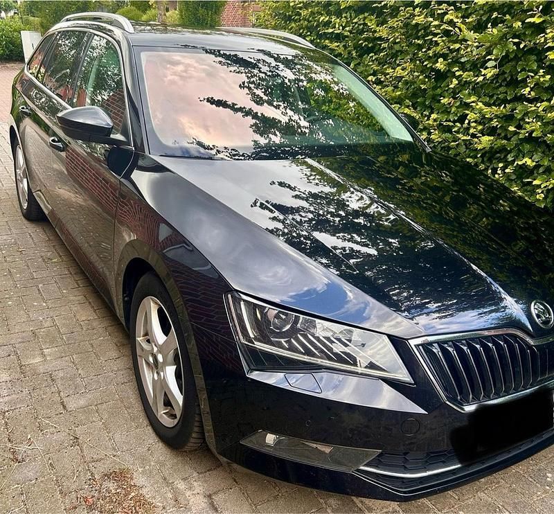 Schwarz Gebraucht 2016 Skoda Superb Kombi | 14.500 € (Guter Preis) - Bild 1/4