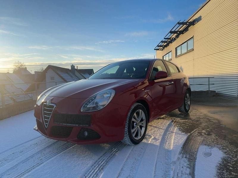 Rot Gebraucht 2012 Alfa Romeo Giulietta Turismo Limousine | 7.990 € (Fairer Preis) - Bild 1/4