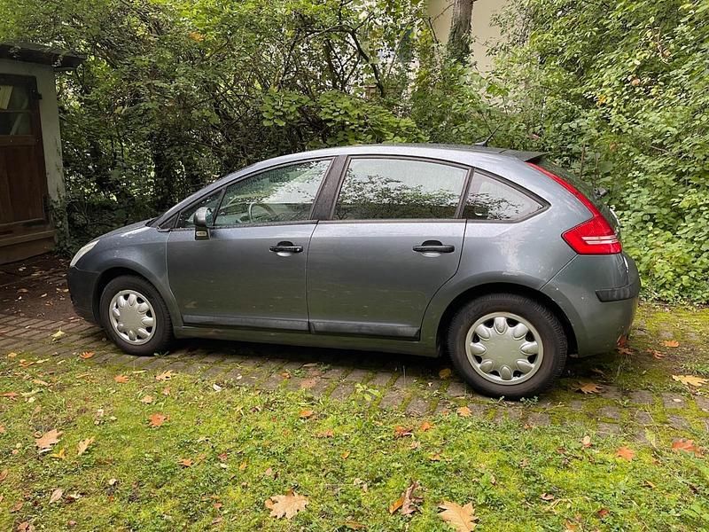 Grau Gebraucht 2004 Citroën C4 Limousine | 2.500 € - Bild 1/3