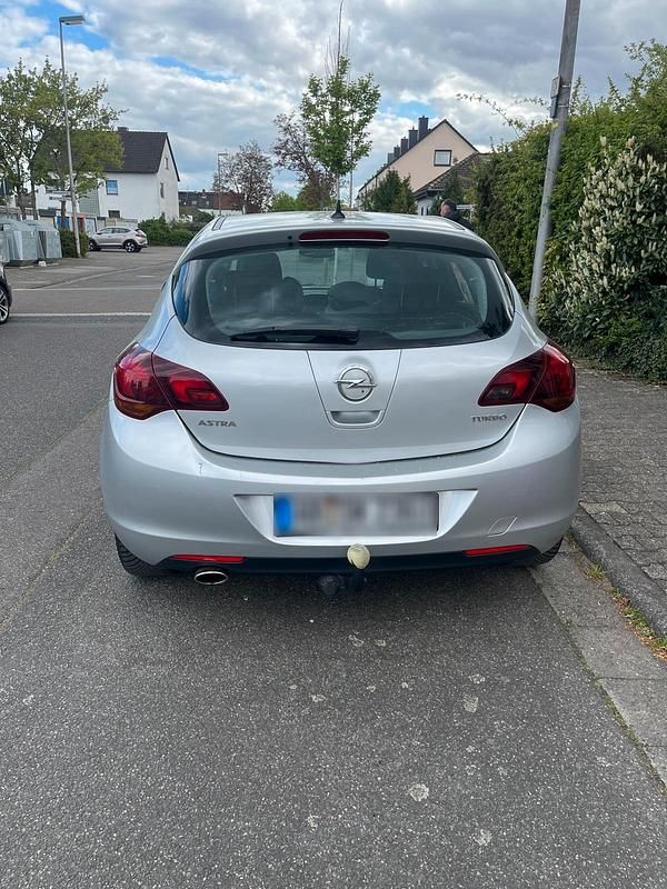 Gebraucht Opel Astra 140 PS (102 kW) 2011 Silber Limousine