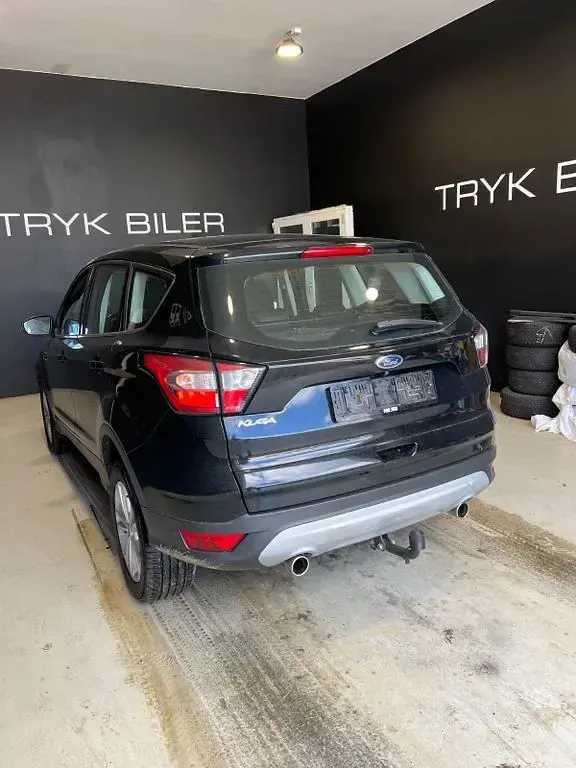 Gebraucht Ford Kuga Titanium 120 PS (88 kW) 2018 Schwarz SUV