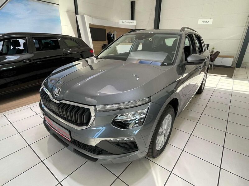 Grey (metallic) Neu 2025 Skoda Kamiq Selection SUV | 24.980 € (Fairer Preis) - Bild 1/4