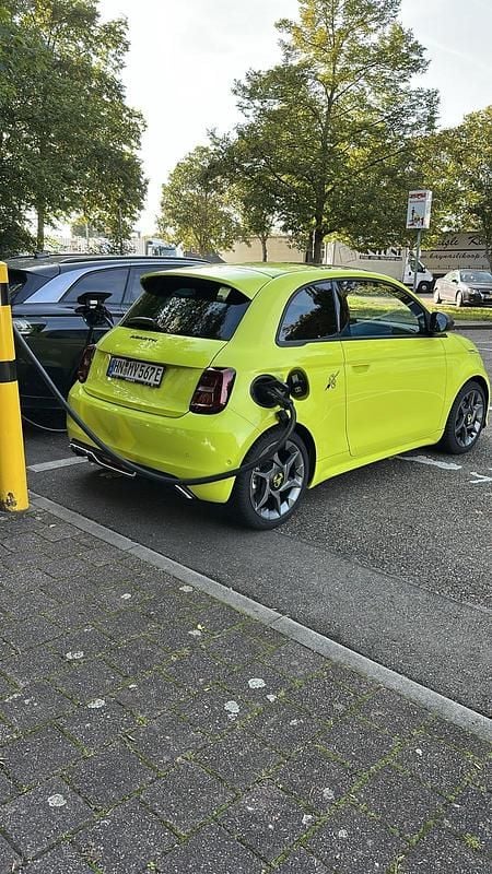 Grün Gebraucht 2025 Abarth 500e Turismo Kleinwagen | 28.900 € (Guter Preis) - Bild 1/1