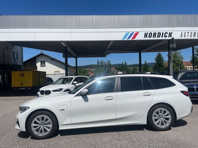 Weiß Gebraucht 2022 BMW 330 Sport Line Kombi | 26.900 € (Guter Preis) - Bild 1/4