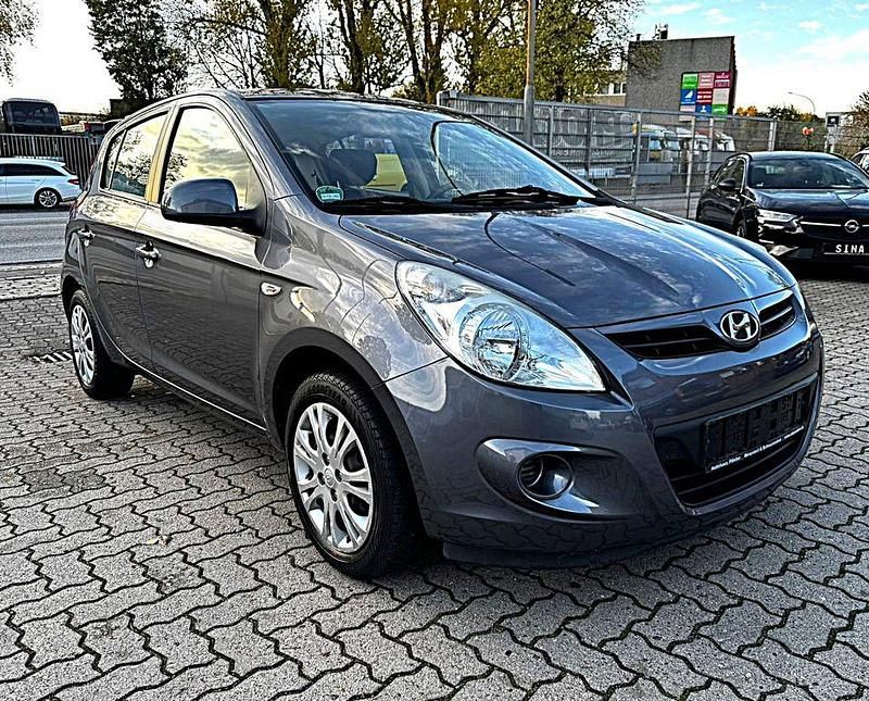Grau Gebraucht 2011 Hyundai i20 Comfort Limousine | 6.490 € (Fairer Preis) - Bild 1/4