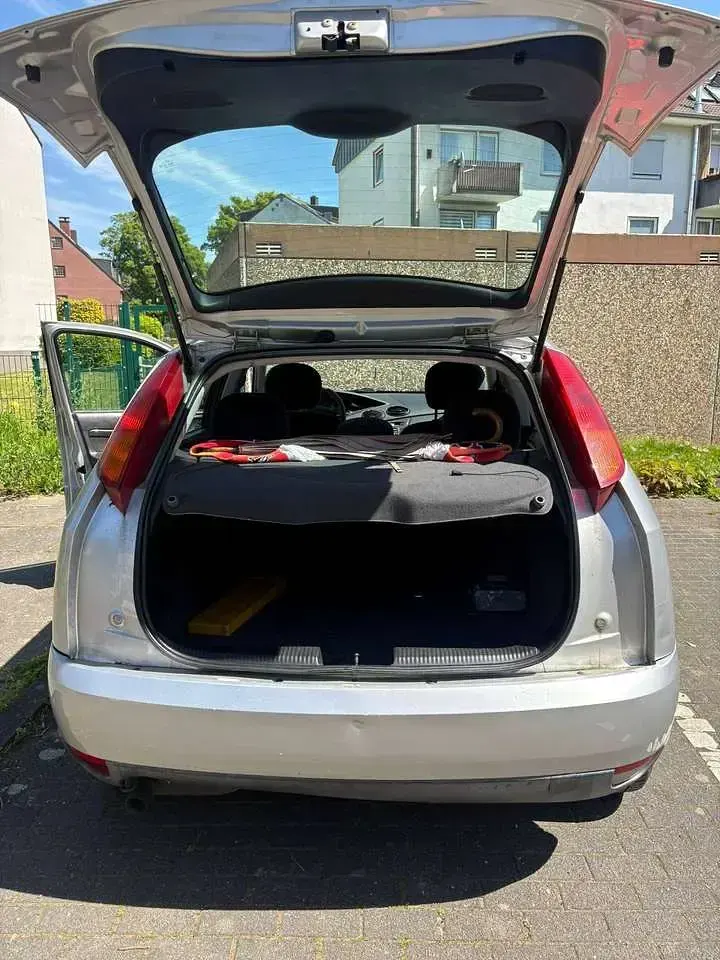 Gebraucht Ford Focus Ghia 116 PS (85 kW) 2000 Grau Limousine