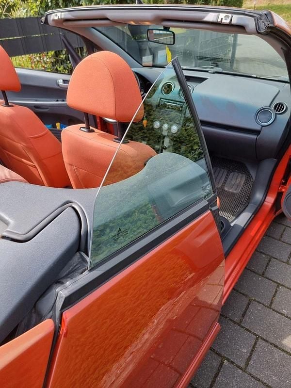 Second-hand Mitsubishi Colt 109 CP (80 kW) 2006 Portocaliu Cabrio