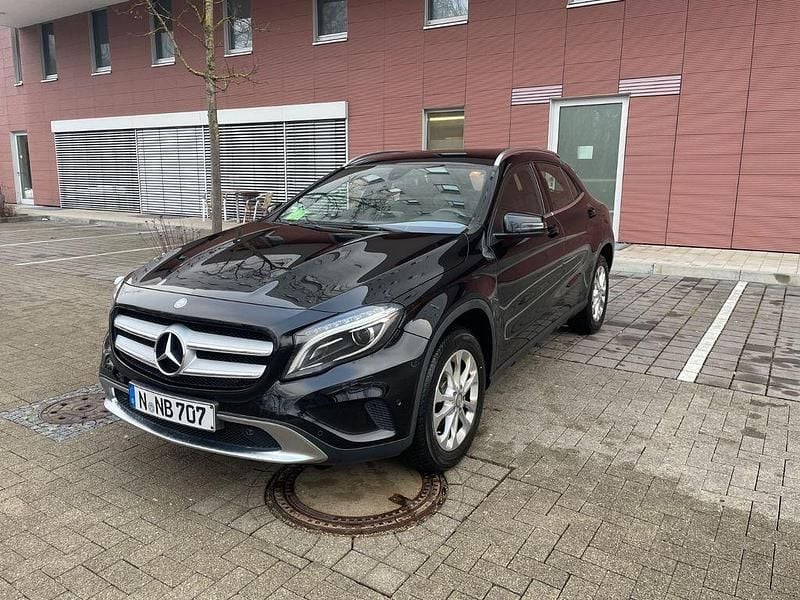 Schwarz Gebraucht 2016 Mercedes GLA180 SUV | 16.500 € (Superpreis) - Bild 1/4