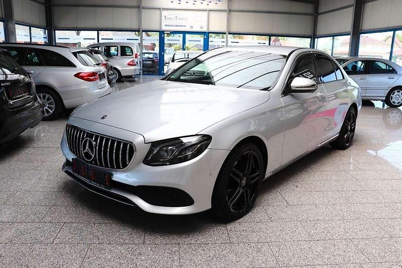 Iridiumsilber metalliclack Gebraucht 2017 Mercedes E220 Avantgarde Limousine | 25.900 € (Guter Preis) - Bild 1/4