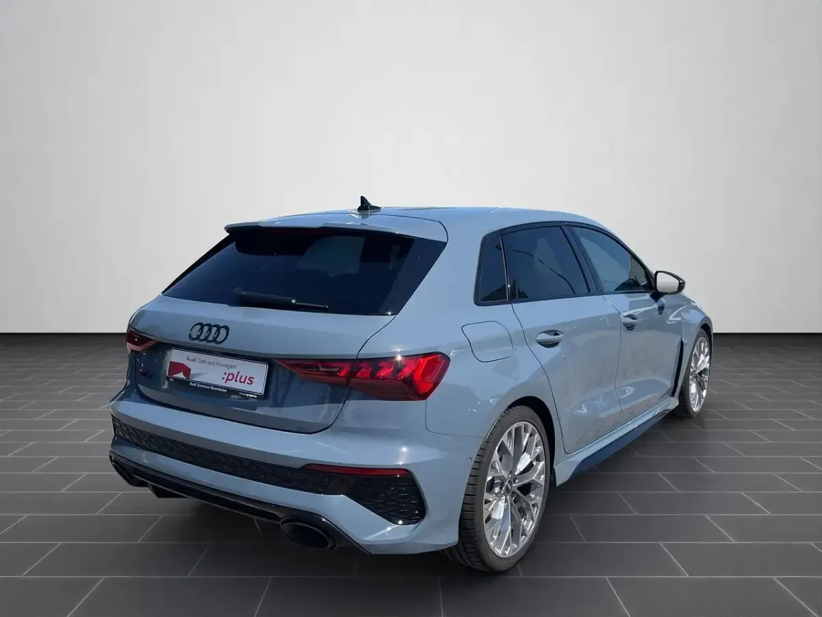 Gebraucht Audi RS3 Sportback Advanced 400 PS (294 kW) 2023 Kemoragrau metallic (metallic) Kleinwagen