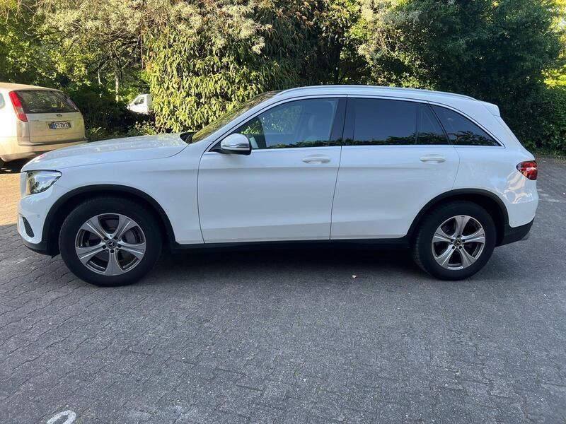 Weiß Gebraucht 2018 Mercedes GLC250 AMG line SUV | 26.000 € (Superpreis) - Bild 1/4