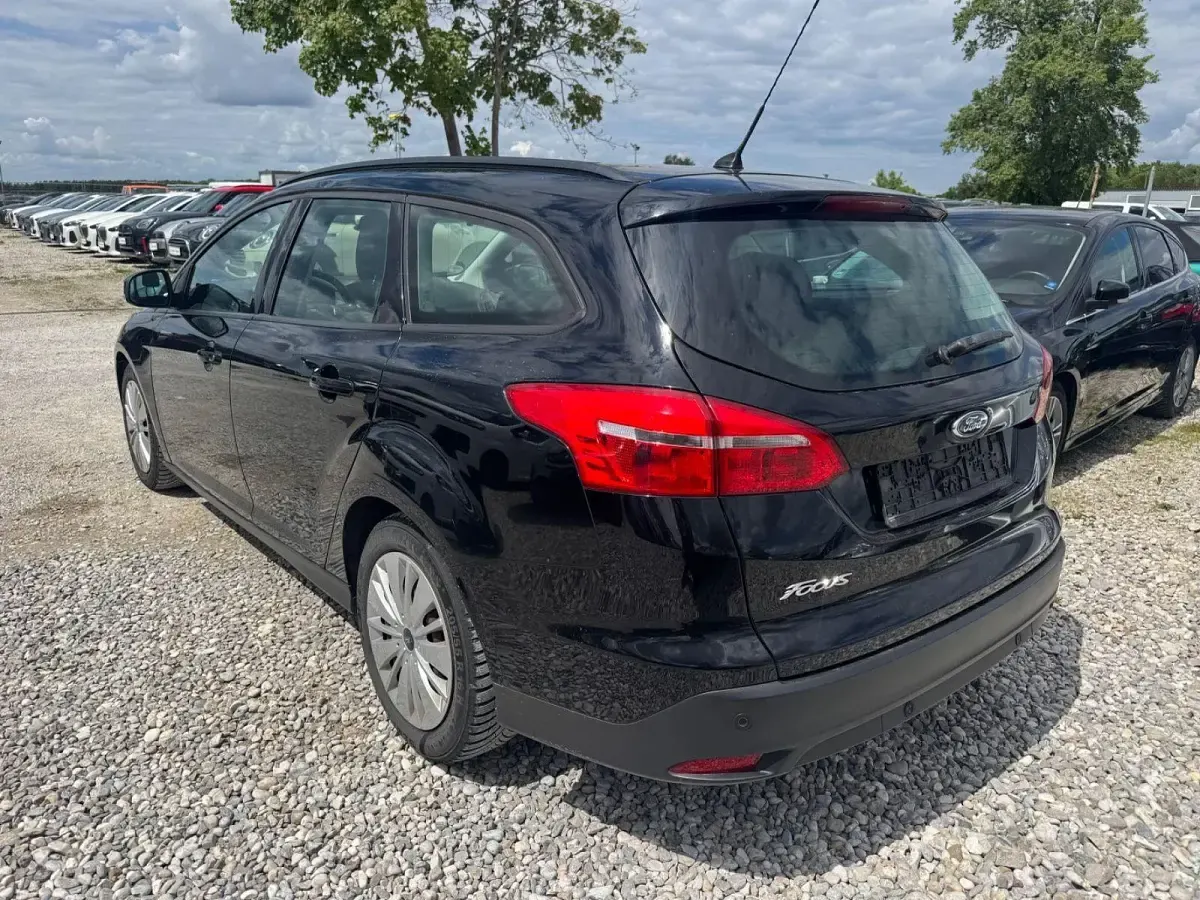 Usado Ford Focus 120 CV (88 kW) 2015 Negro Familiar