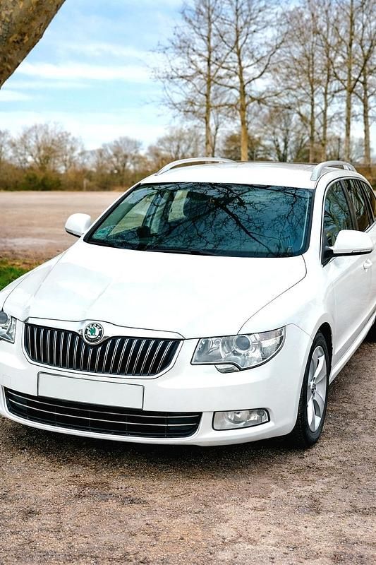 Gebraucht Skoda Superb 140 PS (102 kW) 2011 Weiß Kombi