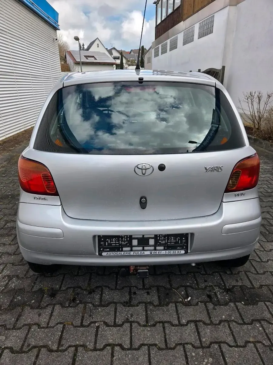 Gebraucht Toyota Yaris 60 PS (44 kW) 2005 Silber Limousine
