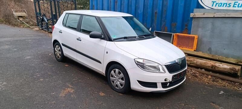 Weiß Gebraucht 2010 Skoda Fabia Limousine | 2.000 € (Guter Preis) - Bild 1/4