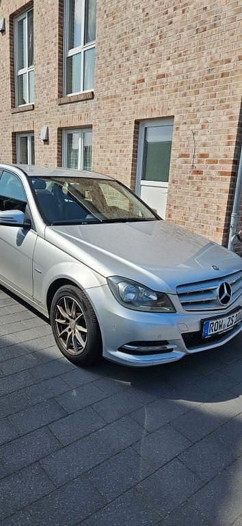 Silber Gebraucht 2012 Mercedes 220 Limousine | 9.500 € (Superpreis) - Bild 1/4
