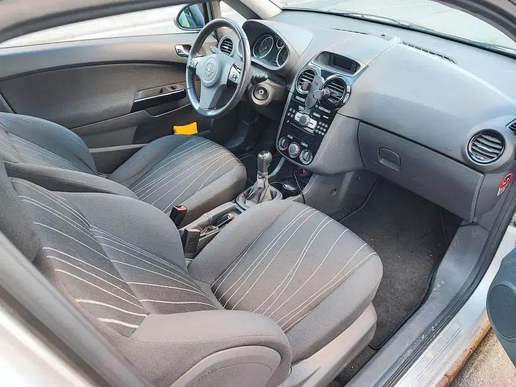 Używany Opel Corsa 95 KM (69 kW) 2010 Srebrny Hatchback