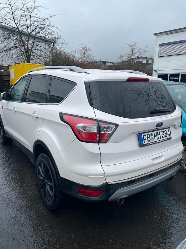 Gebraucht Ford Kuga 150 PS (110 kW) 2017 Weiß SUV