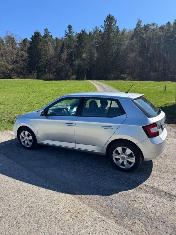 Silber Gebraucht 2015 Skoda Fabia Kleinwagen | 9.450 € (Fairer Preis) - Bild 1/4