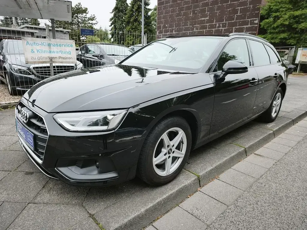 Gebraucht Audi A4 Basis 163 PS (119 kW) 2023 Schwarz Kombi