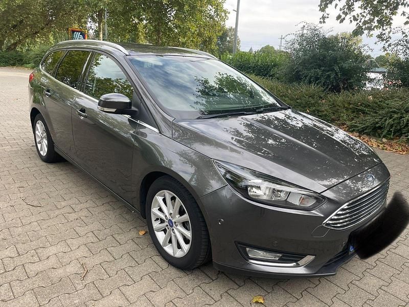 Grau Gebraucht 2015 Ford Focus Titanium Kombi | 7.499 € (Guter Preis) - Bild 1/4
