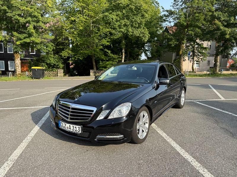 Schwarz Gebraucht 2011 Mercedes E300 Limousine | 10.250 € (Superpreis) - Bild 1/4