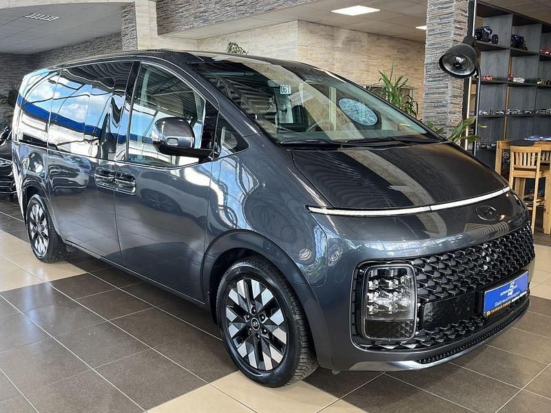 Grau Gebraucht 2023 Hyundai Staria Signature Van | 43.900 € (Fairer Preis) - Bild 1/4