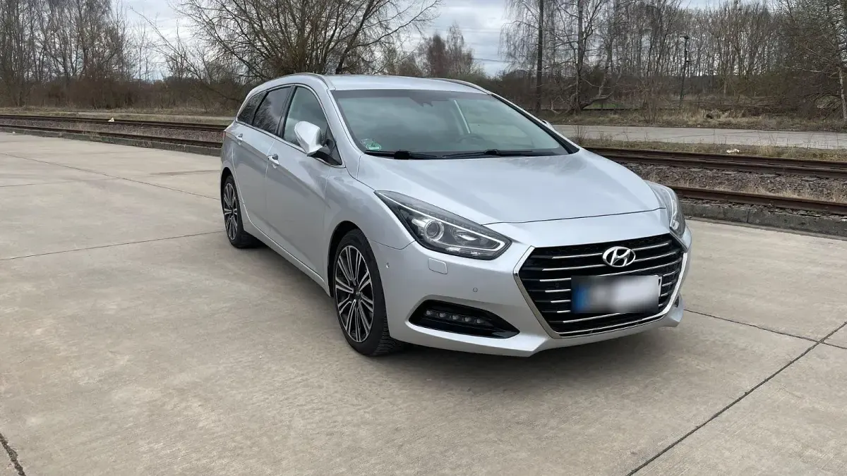Gebraucht Hyundai i40 Premium 141 PS (103 kW) 2015 Grau Kombi