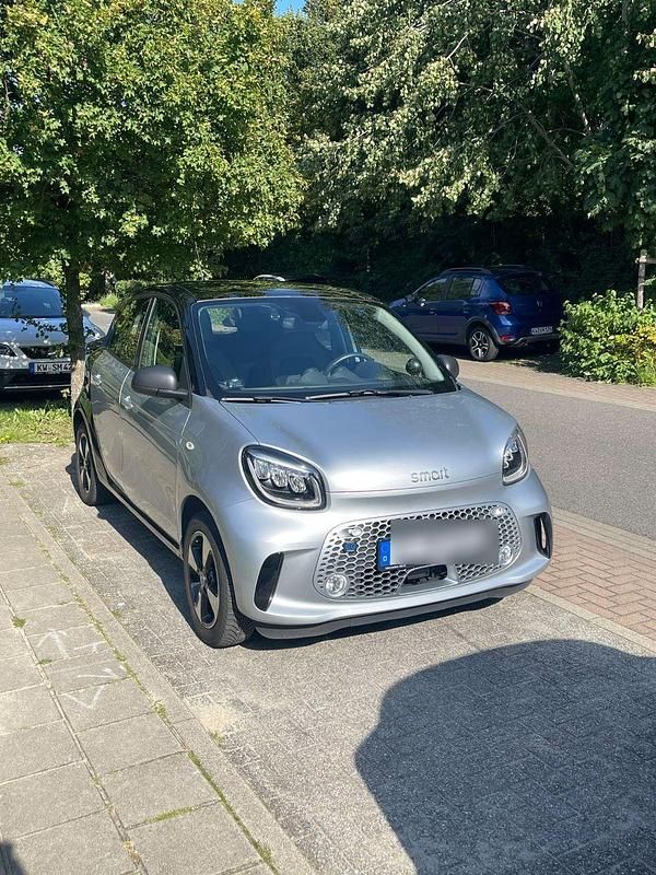Silber Gebraucht 2021 Smart ForFour Electric Drive Exclusive Kleinwagen | 10.490 € (Guter Preis) - Bild 1/4
