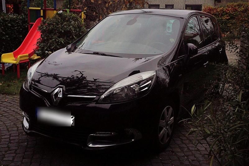 Schwarz Gebraucht 2012 Renault Scénic Bose Edition Van / Kleinbus | 4.250 € - Bild 1/4