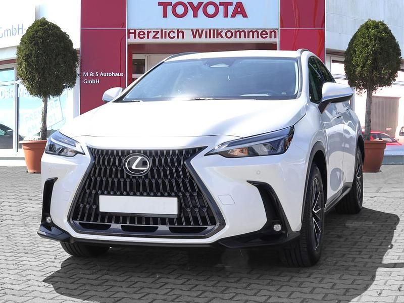Weiß Gebraucht 2022 Lexus NX450h+ E-FOUR SUV | 47.190 € (Fairer Preis) - Bild 1/4