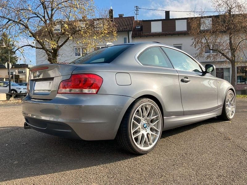 Grau Gebraucht 2011 BMW 125 Coupé M Sport Coupé | 22.999 € (Teuer) - Bild 1/4