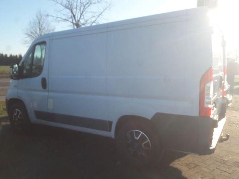 Weiss Gebraucht 2015 Fiat Ducato Van | 8.490 € (Etwas zu teuer) - Bild 1/4