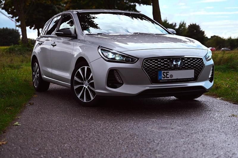 Silber Gebraucht 2019 Hyundai i30 Limousine | 12.950 € (Etwas zu teuer) - Bild 1/4