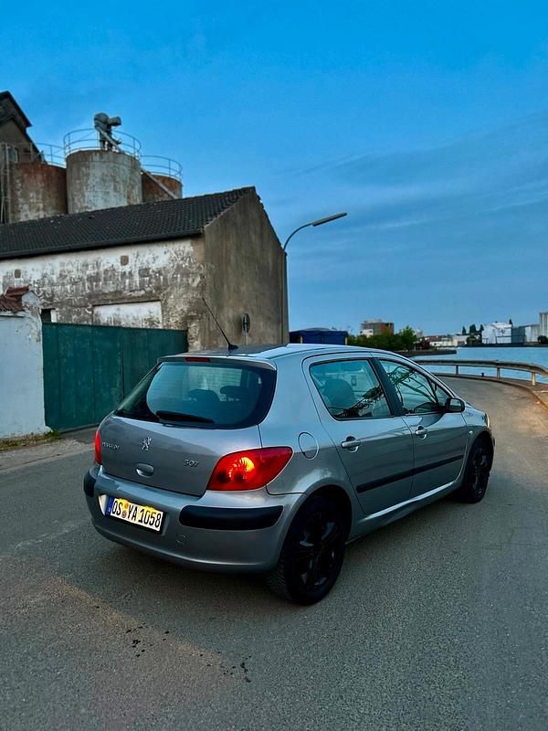 Silber Gebraucht 2004 Peugeot 307 Limousine | 1.499 € (Fairer Preis) - Bild 1/4