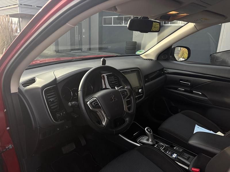 Gebraucht Mitsubishi Outlander P-HEV 135 PS (99 kW) 2021 Rot SUV