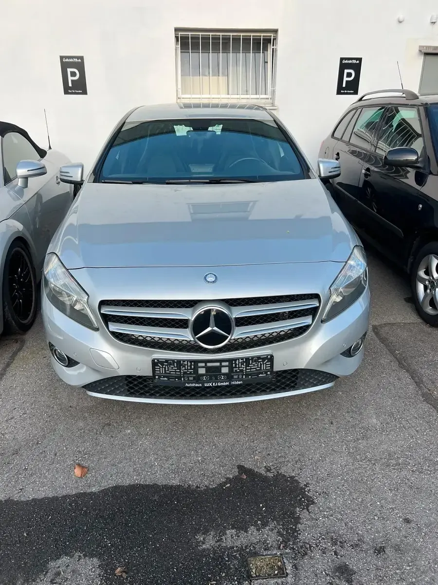 Gebraucht Mercedes A180 122 PS (89 kW) 2015 Silber Limousine