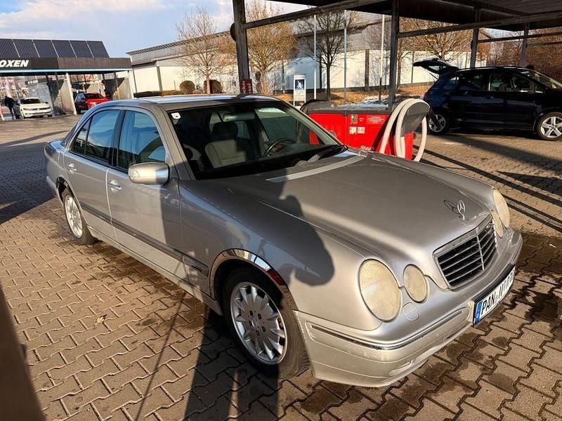 Gebraucht Mercedes E200 Elegance 116 PS (85 kW) 2001 Silber Limousine