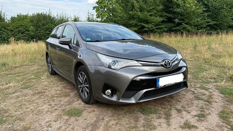 Andere außenfarben Gebraucht 2017 Toyota Avensis Kombi | 13.000 € (Fairer Preis) - Bild 1/4