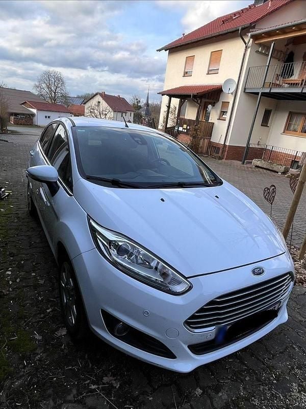 Gebraucht Ford Fiesta Titanium 101 PS (74 kW) 2015 Weiß Kleinwagen
